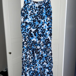 Klänning - Lång leopardmönstrad klännning, loos fit