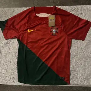 En väldigt fin Portugal tröja till salu. Brukar alltid frakta 1-2 dagar efter köpet.