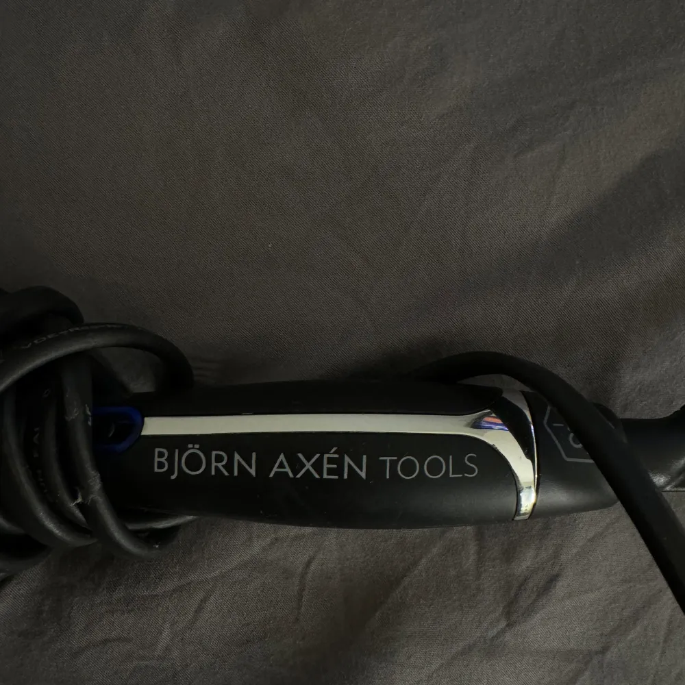 Björn Axén värmeborste Magic Style Brush 38 mm. Fick i present men fungerar inte på mitt hår tyvär. Helt rengjord och använd 2 gånger. Nypris 649 säljer för billigare ❤️❤️. Asusteet.