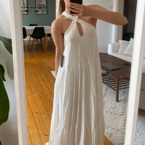 NA-KD structured volume maxi dress - Helt oanvänd, slutsåld  sommarklänning från NA-KD. Lapparna sitter kvar.   Superfin klänning som tyvärr är för stor för mig. Lång och luftig, perfekt till sommaren! 🥰  Pris på nakd: 719 kr 
