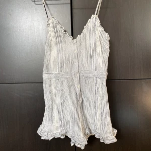 Söta shorts stl 36 - Nyskick då den är för liten. Stl 38 men är som 36. 