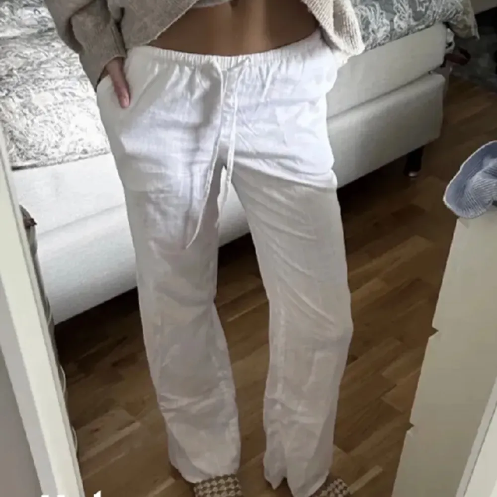 Skitsnygga mid/lowwaist linnebyxor från Gina tricot. Strl XS men passar S. Nersydda i benen ca 2 cm så passar någon mellan 165-170, jag är 169💕 . Jeans & Byxor.