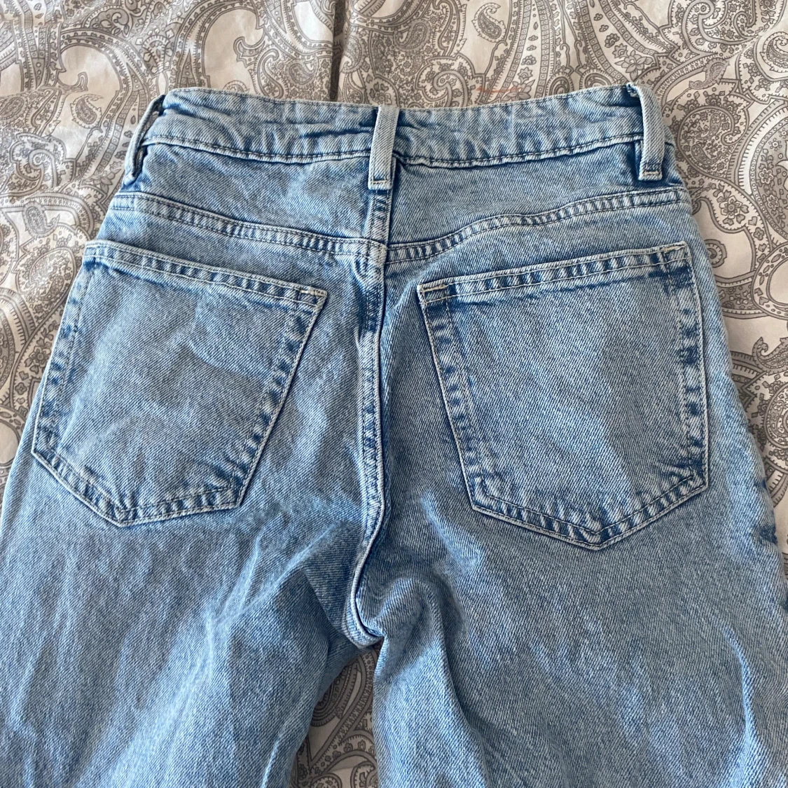 Jeans med slitts - 90