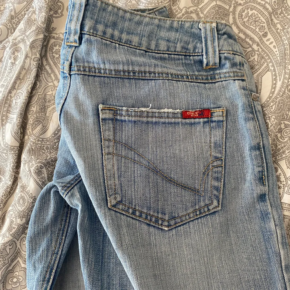 Använt skick men funkar jätte bra! Säljer då dem va för korta för mig och för stora i höften för mig som är 170cm lång. . Jeans & Byxor.