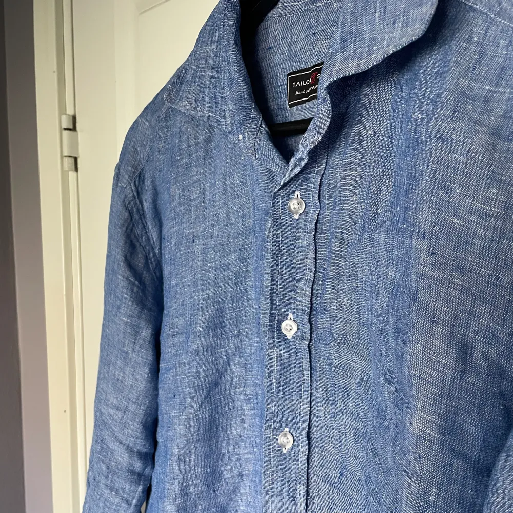 Riktigt snygg linne skjorta i en väldigt fin ljusblå färg som passar perfekt nu till sommaren. Det är 100% linne. Storleken är XS men är lite för stor på mig som är 170cm. Skriv om du har funderingar!. Skjortor.