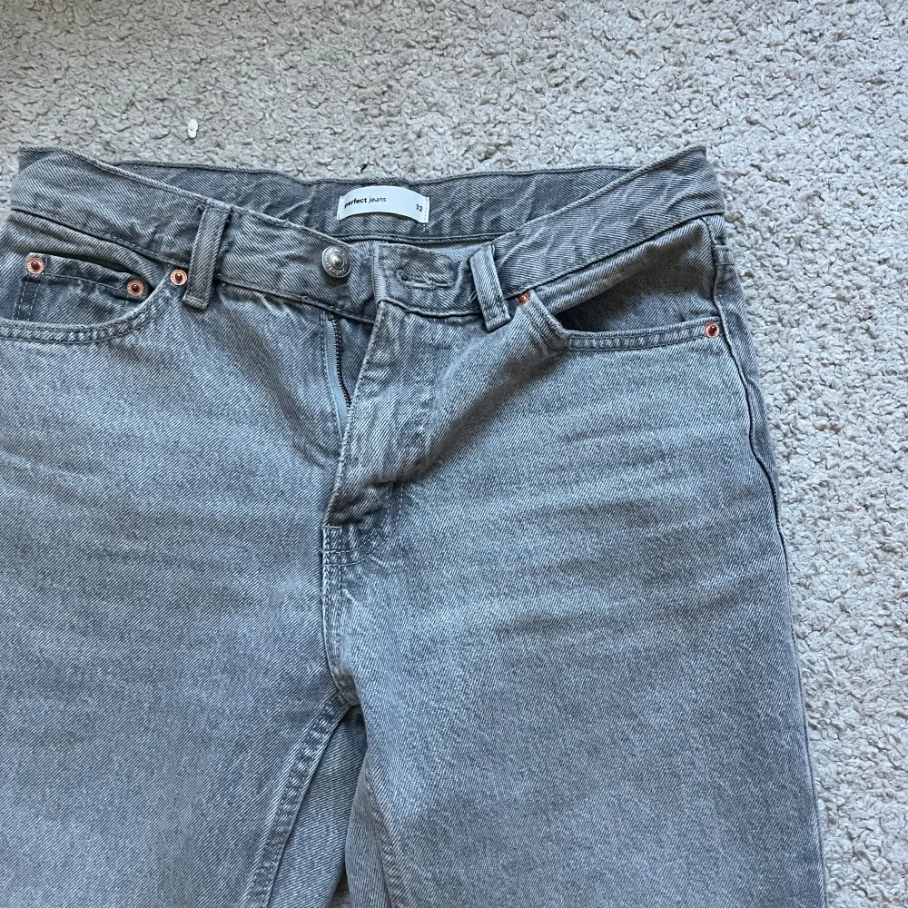 Low waist straight jeans från Gina Tricot i väldigt gott skick. Storlek:32. Jeans & Byxor.