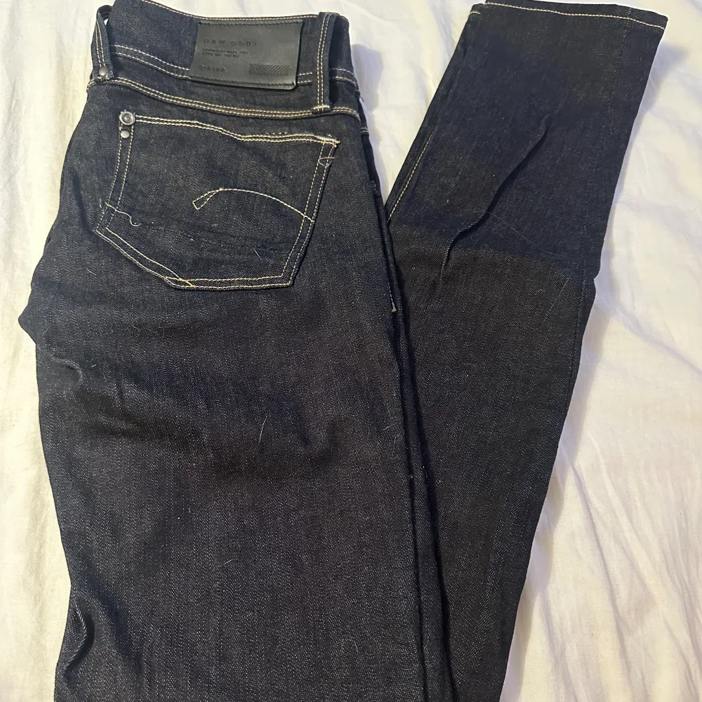 ett par lee och g-star jeans! lee är köpta i thailand och g-star är begagnade lee = stl M, 400kr g-star = stl XS, 430kr. Jeans & Byxor.