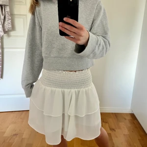 Volang kjol  - Jätte söt kjol från Chelsea🤍 Väldigt bra skick🤍