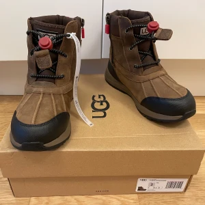 NEW UGG 33,5 Waterproof Leather Bootsvery good quality / new with tags and box - NEW UGG 33,5 Waterproof Leather Boots very good quality / new with tags and box