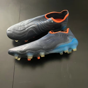 Fotbollskor  - Adidas copa utan snöre!  Strl 44,5  Använda Max 5 gånger, inte sönder någonstans som nya!  Pris 500kr färdig prutat!  Nypris: 2500kr  