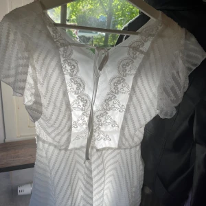 Klänning - Säljer denna jättefina klänningen som har öppen rygg med spets där bak💓 endast använd en gång på min studentmottagning, passar xs/s💓