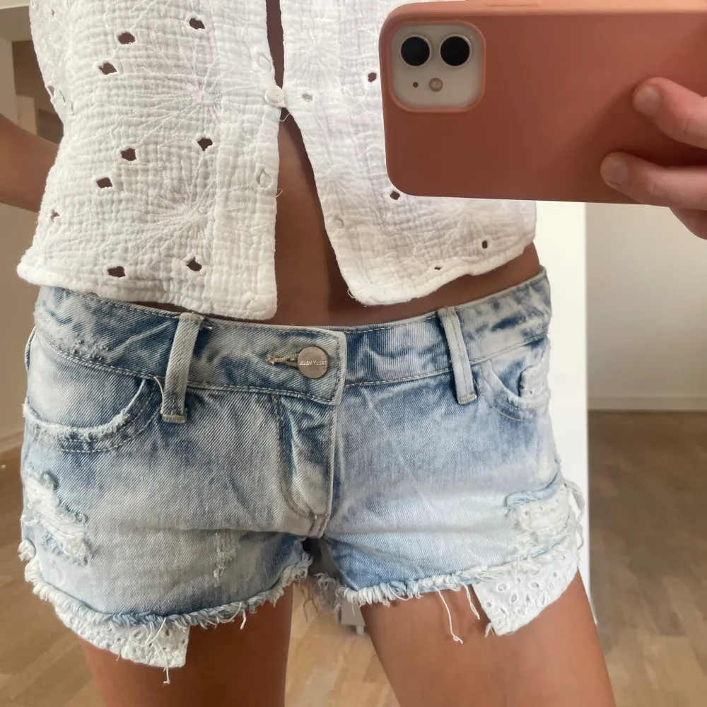 Jätte fina low waist jeansshorts med detaljer . Shorts.