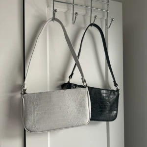 VÄSKOR - Väskor, en svart och en grå. Köpta på Ullared. En väska  60kr, båda 100kr. 