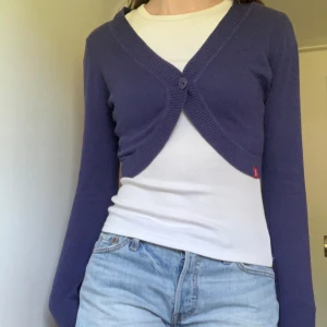 Lila kofta / bolero - Säljer denna fina bolero / kofta som inte kommer till användning. Bra skick, skriv vid frågor!