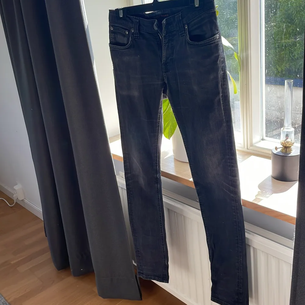 Riktigt snygga nudie jeans, säljes pga att jag köpte dom och inte passade. Nypris 1600kr mitt pris 249kr. Skulle kunna tro att de passar 29/30-32. Skriv vid minsta lilla fundering 💭!. Jeans & Byxor.