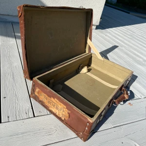 Väldigt vintage koffert i läder - Gammal vintage koffert i läder med dimensionerna ca 65x40 cm. Defekter förekommer (lås, handtag), men den kan vara cool om man är lite händig och kreativ och vill använda den i dekorativt syfte. Har tillhört Marianne Widell från Östersund. 