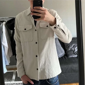 Overshirt - Fin och härlig overshirt passar perfekt för sommarn. XL men sitter som L den är 10/10 skick, hör av er vid minsta intresse 