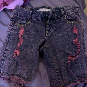 Lila shorts - Lila slitna shorts. Inte använt mycket. Passar XS och S