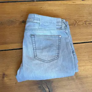 Ett par Jacob Cohen jeans i grymt skick. Storleken är W30. Framfickorna är något små men annars är byxorna as feta. Vid fler frågor och för fler bilder kom privat. 