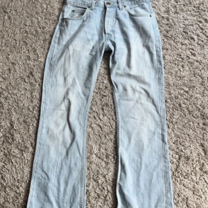 Lee jeans - Lågmidjade utsvängda lee jeans i fint skick. Säljer då de har blivit för små. Midjemåttet rätt över är 39💕