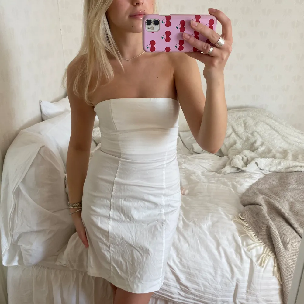 Jättesöt vit klänning! Har vikt upp på de 3 första bilderna, och på sista bilden är den full längd💕. Klänningar.