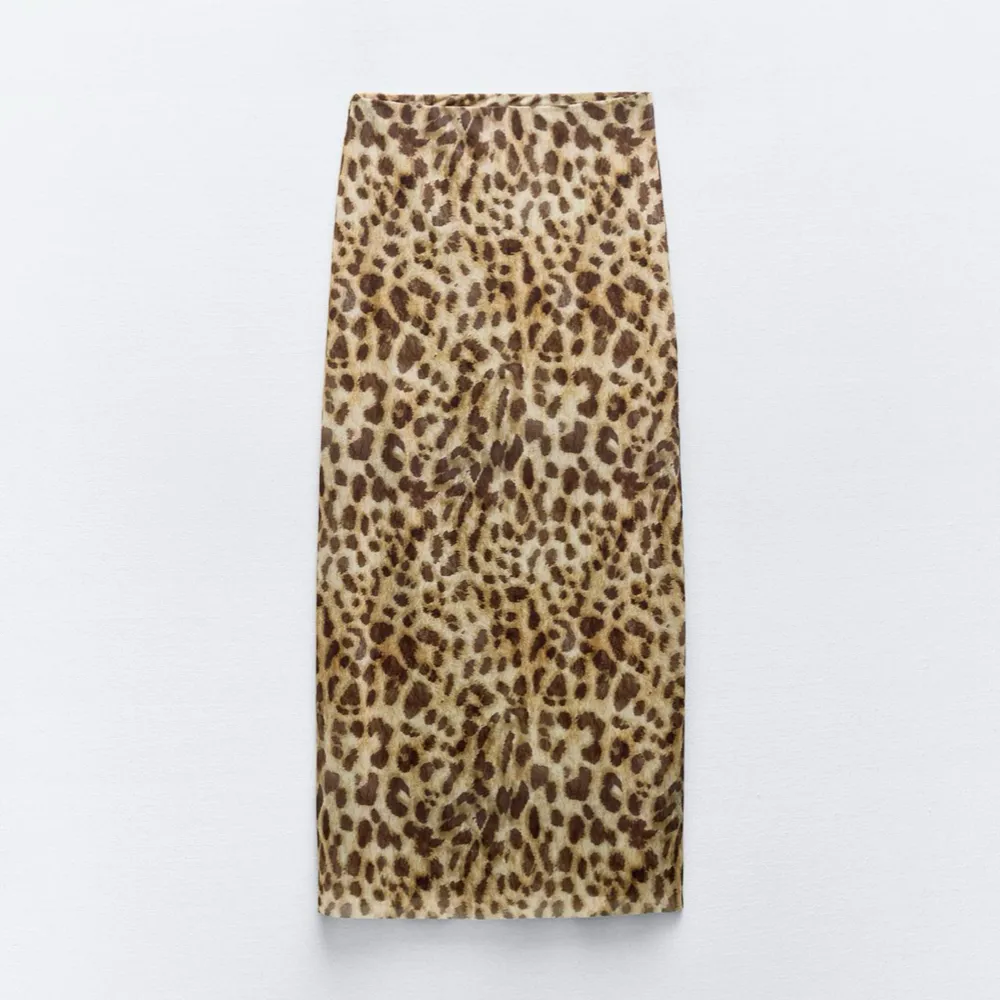 snygg lågmidjad lång leopard kjol från zara helt oanvänd med lappen på!!! Köpt en annan liknande så behöver inte denna längre! Skriv för frågor (liten i storlek). Kjolar.