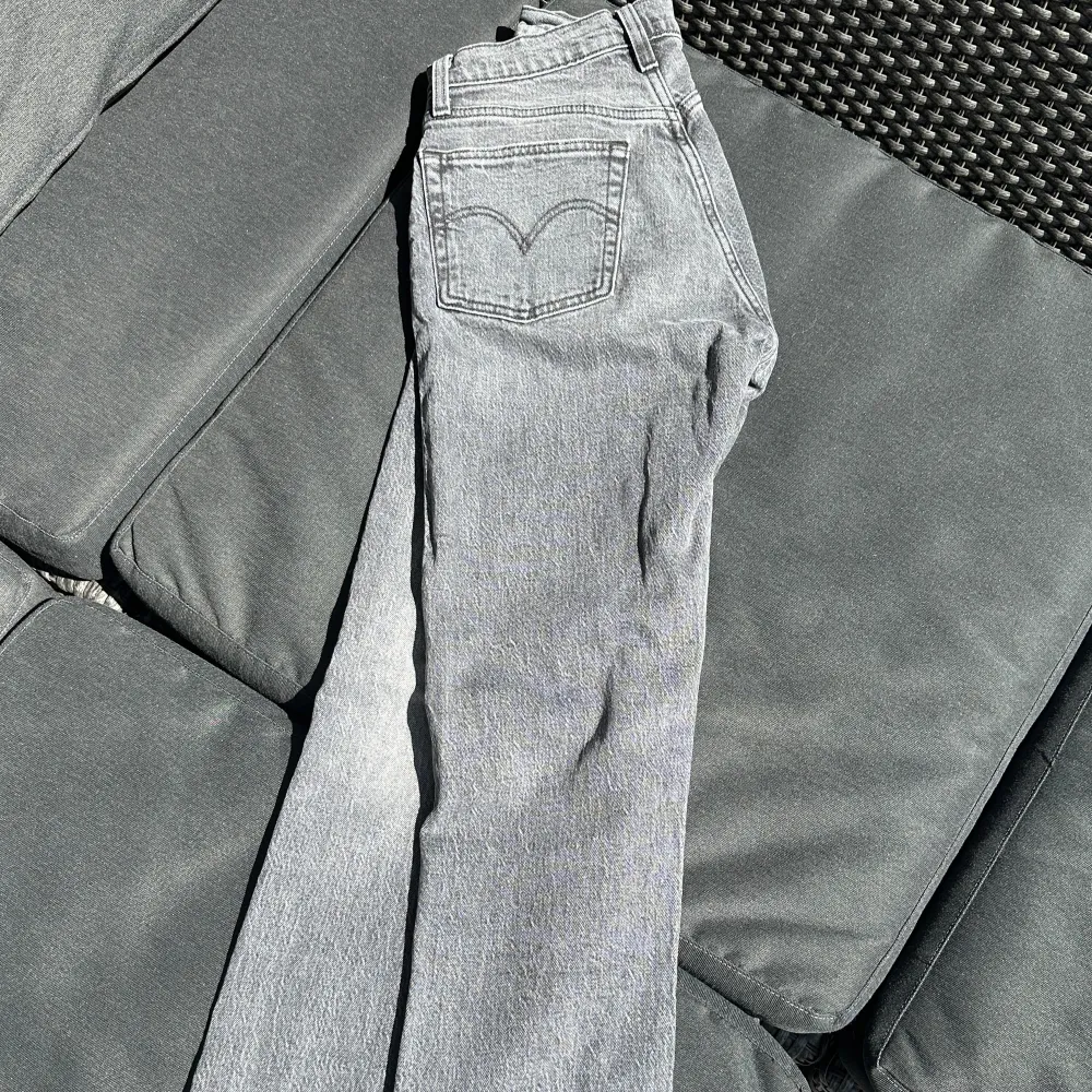 Levis 501 orginal jeans i grå, straight i passformen och medelhöga midja. Endast använda fåtal gånger. Jeans & Byxor.