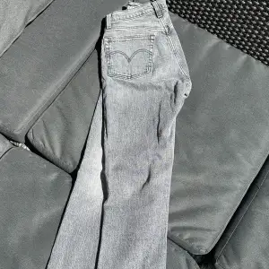 Levis 501 orginal jeans i grå, straight i passformen och medelhöga midja. Endast använda fåtal gånger