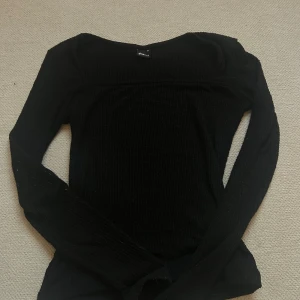 Svart urringad top Gina Tricot - Svart ribbad urringad top från Gina. Superfin på.