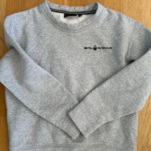 Sail racing tröja storlek 140  - En jättefin Sail racing tröja, väldigt lite använd innan den blev för liten. Nypris 599:-