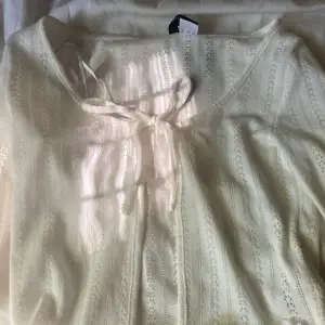Säljer en vit tröja som är helt oanvänd i storlek XXS. Säljer den för 80kr. Pris kan diskuteras😊🌸