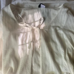 Vit tröja - Säljer en vit tröja som är helt oanvänd i storlek XXS. Säljer den för 80kr. Pris kan diskuteras😊🌸
