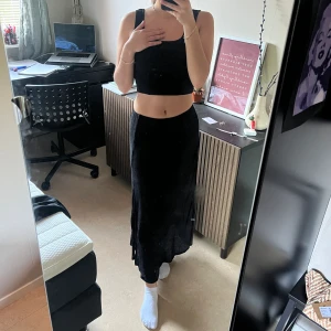 Svart långkjol - Svart långkjol från Gina tricot i storlek s. Använd ca en gång. Den har en slits på sidan och även ett undertoner för att den inte ska vara genomskinlig. Inga defekter! Skulle säga att man kan välja om man vill ha den högmidjad eller lågmidjad.