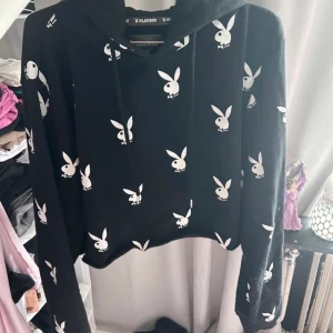 Playboy cropped hoodie - Fin, den är avklippt av mig. 