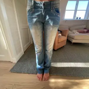 Dessa super snygga lågmidjade jeans med as snygga detaljer. Midjemåttet 38cm och innerbenslängden 105cm. Pris kan diskuteras vid snabb affär.