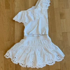 Kjol och topp från Zara  - Perfekta examenskläder från Zara  Superfina inget att anmärka på nästintill nyskick strl 13-14 år 164 (motsvarar mer 158 enligt mig) 