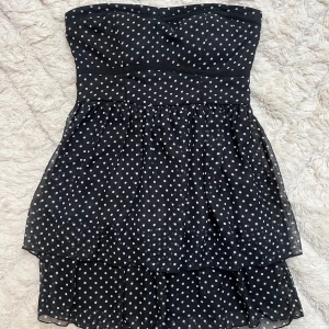 Volangklänning - I bra skick och endast använd få gånger 🤍storlek M, men passar även S