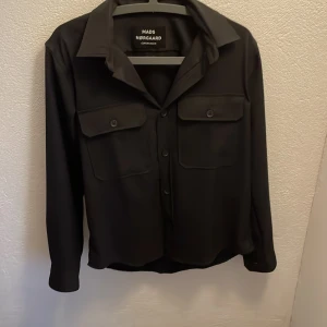 Overshirt  - Säljer min overshirt pga den är för stor för mig. Storlek s