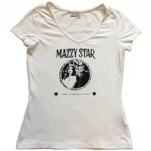 V-ringad T-shirt med handtryckt Mazzy Star tryck på! Trycket håller i tvätten, (OBS! Trycket är ”feltryckt”)