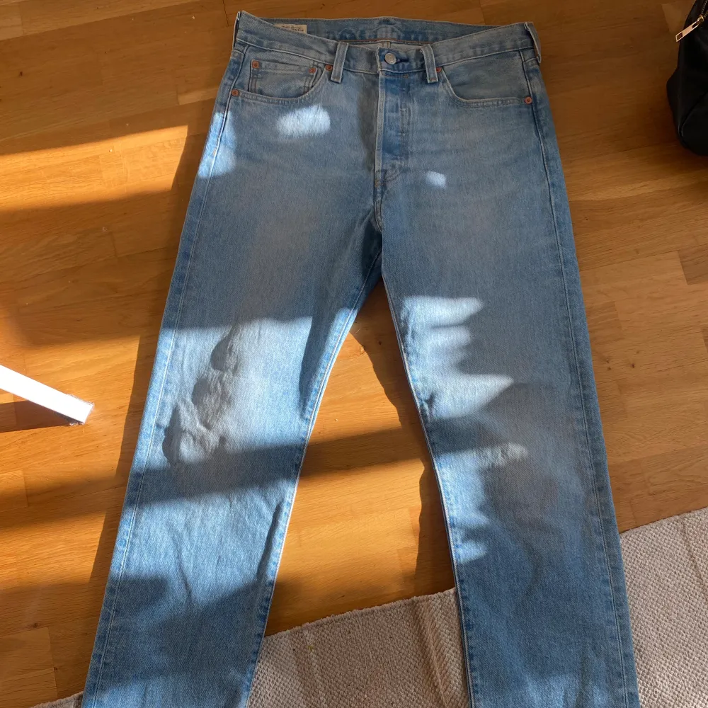 Ljusblå Levis 501 jeans i storlek 31x32. Aldrig använda. Passar mig som är 168 cm och oftast har storlek s. Säljer för 450. Skriv vid frågor💗. Jeans & Byxor.