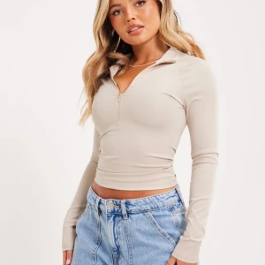 Half zip top - En otroligt vacker topp i storlek S som passar fint överallt! S passar mig bra som har xs/s. Den är stretchig och har ett fint glansigt material. Den är i ett fint skick och har inga hål eller andra skador överlag. Köpte den för 400kr ursprungligen. 