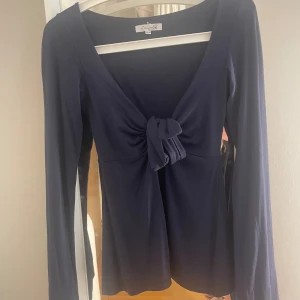 Navy Maddy blouse - Säljer denna fina blusen från design by si💗inga defekter💕Använd fåtal gånger💕Skriv för mer bilder💗