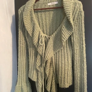 Kofta - Köpt i Sydkorea, bra skick inga defekter (materialet ser ut så)💕står ingen storlek men är S/M