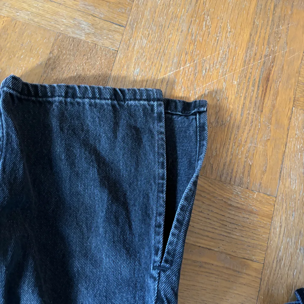 Jättefina jeans från Zara med slits nertill, se sista bilden!  Står ingen storlek men skulle säga de är en Small! Jättefint skick! . Jeans & Byxor.