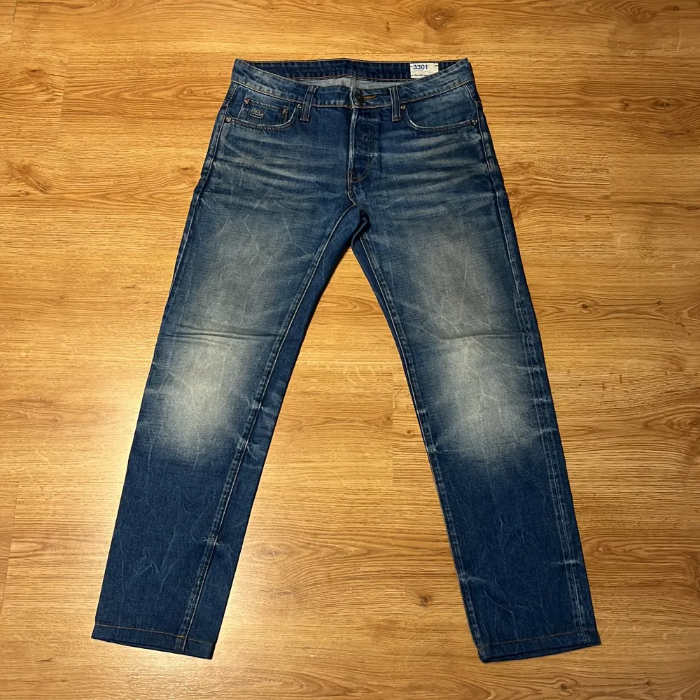 Säljer dessa riktigt feta Gstar jeansen i storlek 29-32 i modellen 3301-Slim tapered. Grymt bra skick nästan som nya utan någon defekt. Nypris 1400 mitt pris endast 399kr. Kom pm vid fler frågor eller fler bilder på byxorna . Jeans & Byxor.