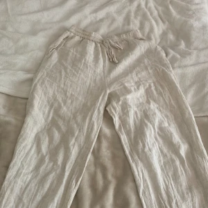 Snygga linnebyxor💓 - Jag säljer ett par linnebyxor i st xxs men funkar för xs oxå nästan aldrig använda och jätte bra skick💓
