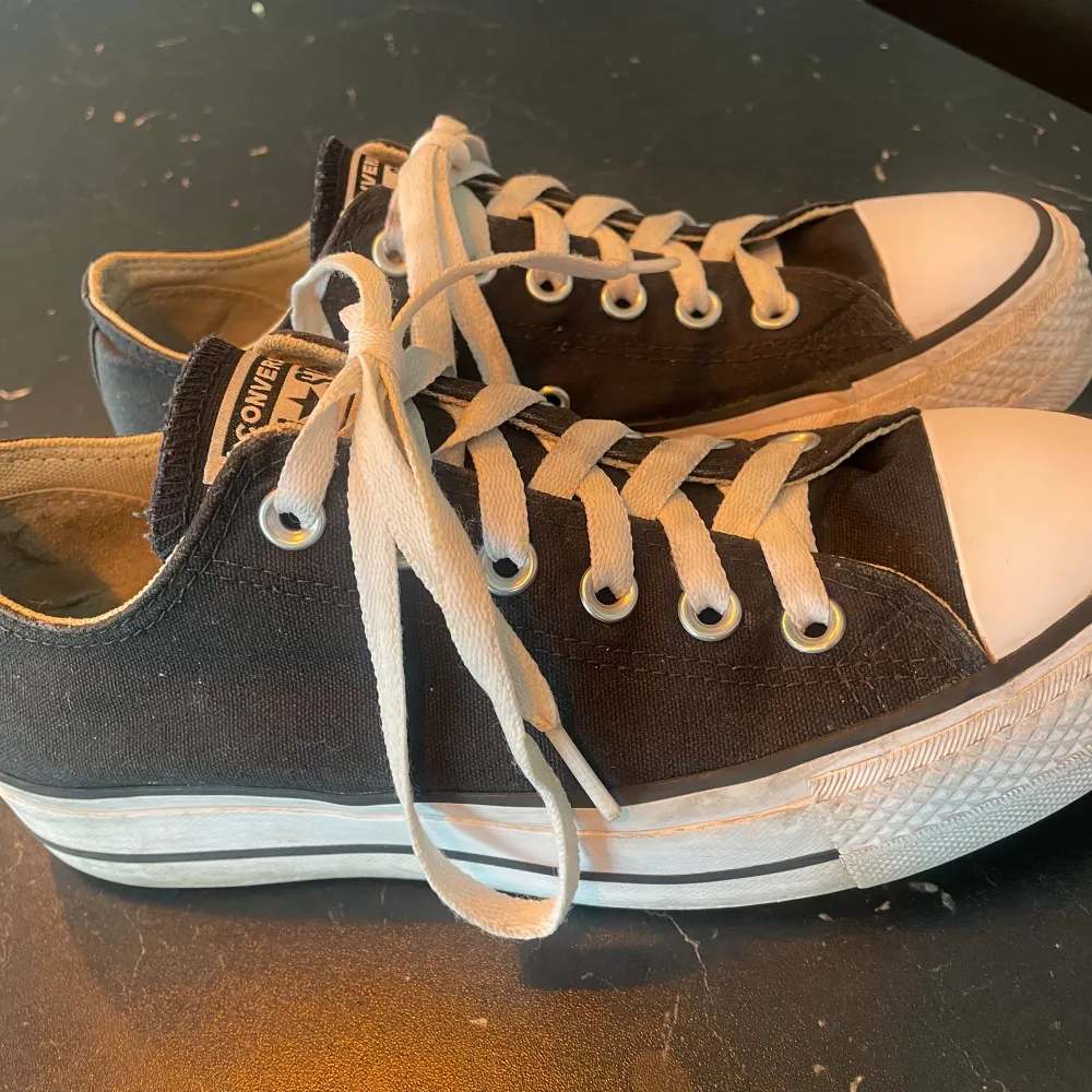 Säljer dessa super fina svarta Converse med hög sula. . Kengät.