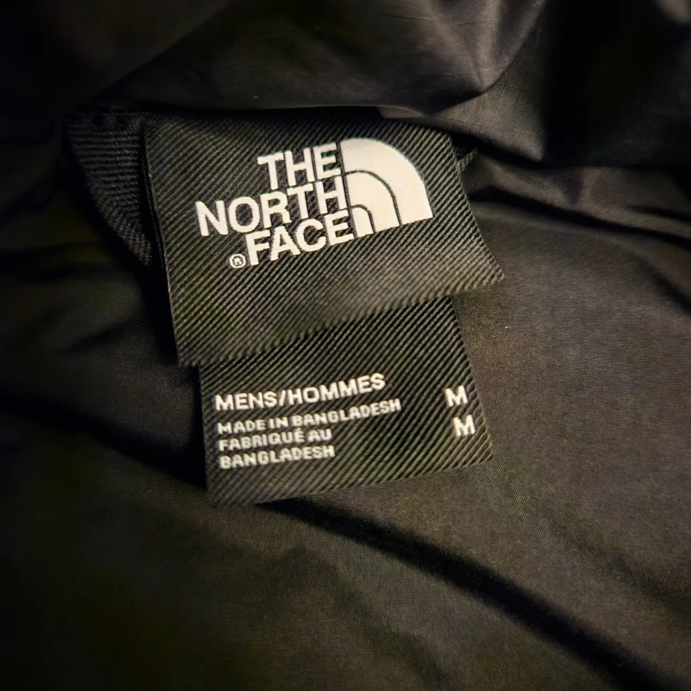 Toppskick på original The North Face jacka I storlek Medium (M). Har inga fläckar eller repor och är skön och varm att bära på sig.   Ca 5 månader gammal men sparsamt använd som ni kan se på bilder.  - Digitalt kvitto finns - Storlek M - Svart Växjö📍. Jackor.