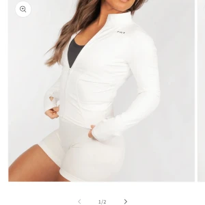 Tränings tröja  - Helt ny tränings tröja med dragkedja!! Storlek S men ganska liten i storleken!!💕 endast testad!🌸 köpt för 549kr!!