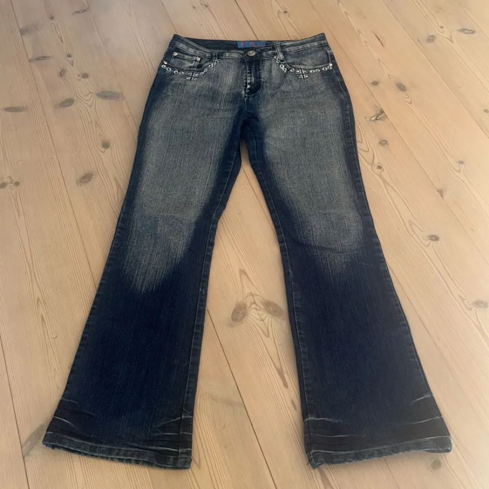 jättefina bootcut jeans, köpta här på plick!! midja 39cm innerbenslängd 81cm. Jeans & Byxor.